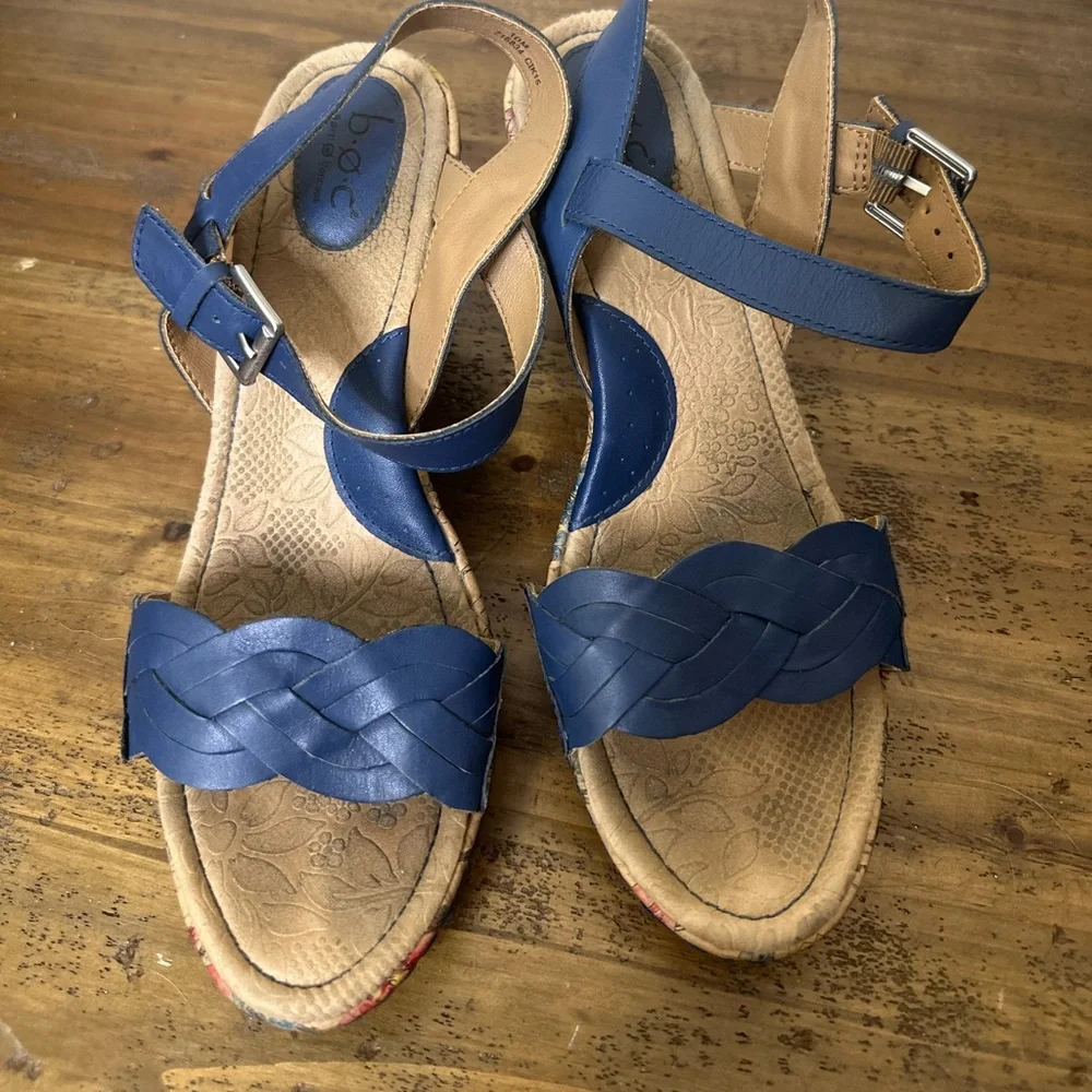 BOC Blue Leather Floral Buckle Strap 10 M Z16834 Sandal Wedge Heel